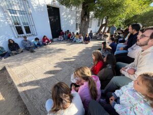 Participantes sentados reflexionando juntos