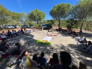 Juntos sentados en el suelo realizando una dinámica