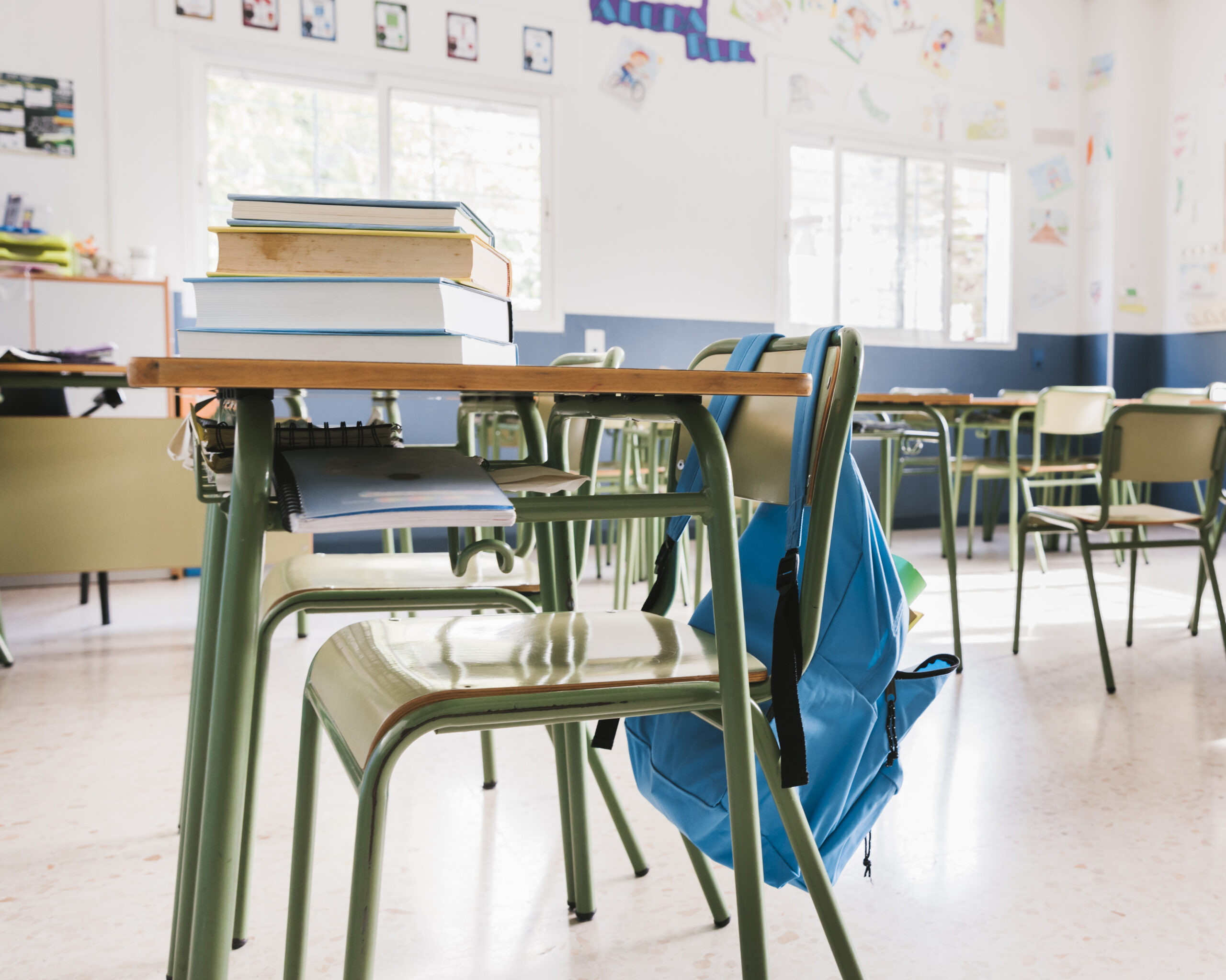 Mesa y pupitre en un aula en un colegio