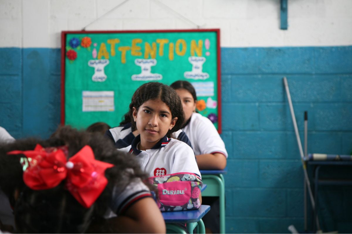 La venta de la agenda Spínola se transforma en becas escolares para niños en Ecuador con Spínola Solidaria